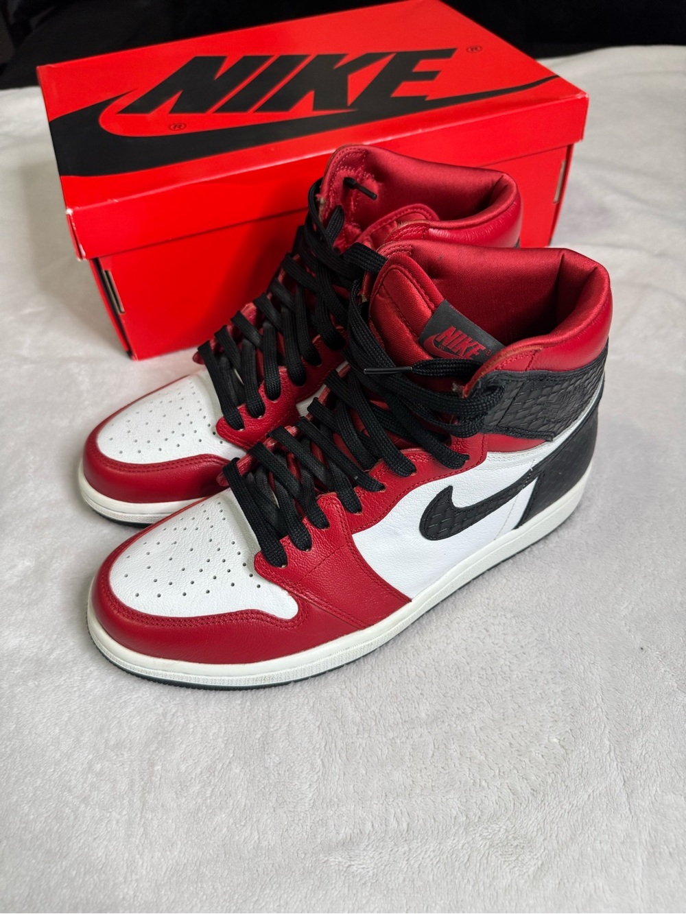 Nike Jordan 1 Retro High Satin Snake Chicago